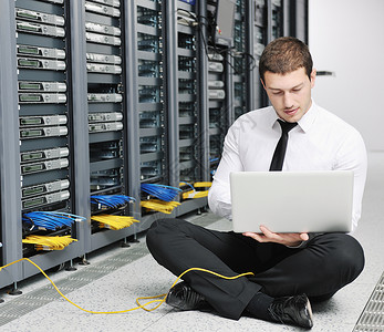 數(shù)字時(shí)代的無形戰(zhàn)場 數(shù)據(jù)入侵與計(jì)算機(jī)網(wǎng)絡(luò)服務(wù)的挑戰(zhàn)